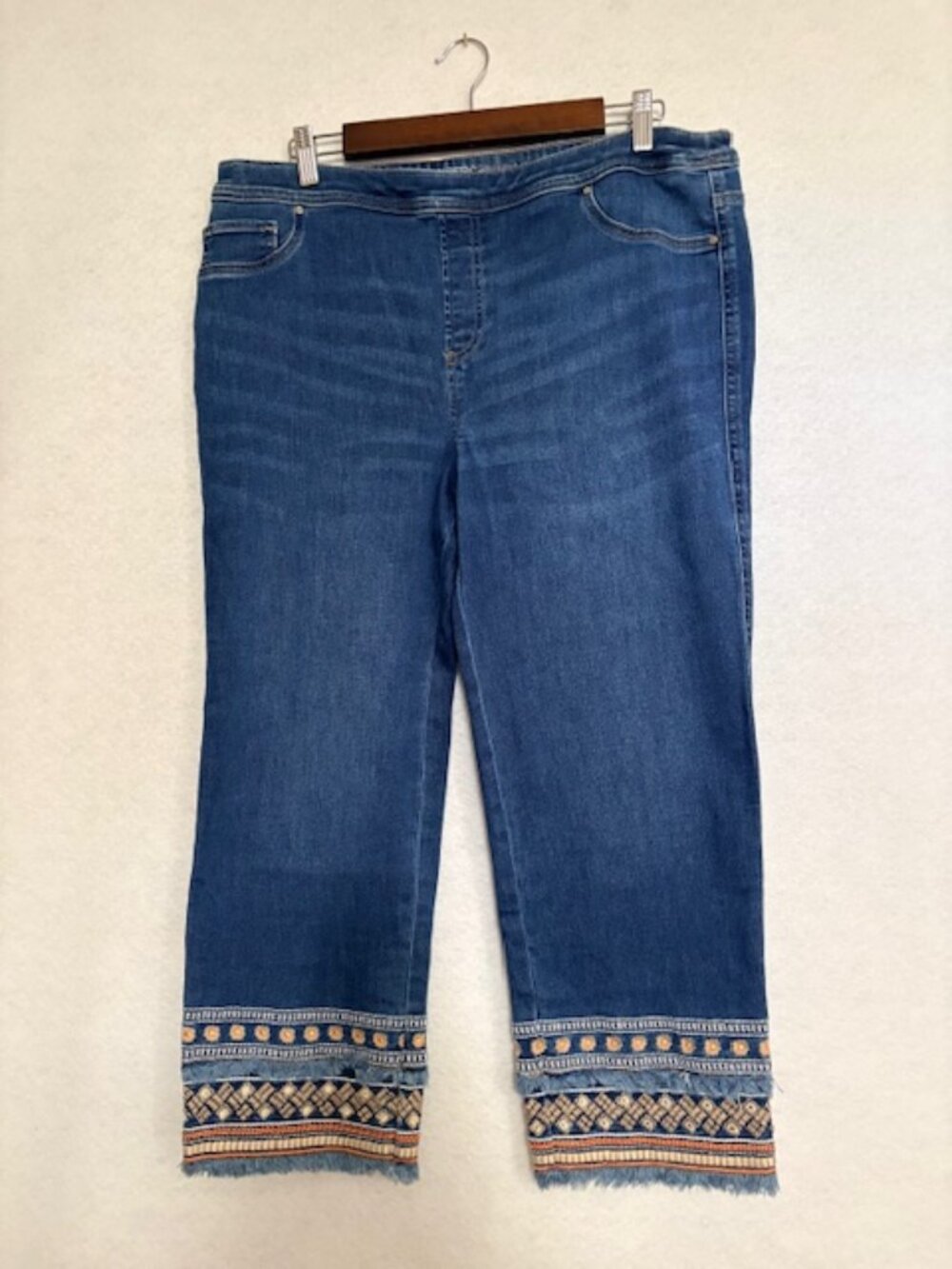 Chico’s stretch girlfriend straight leg crop jeans embroidered and frayed cuffs